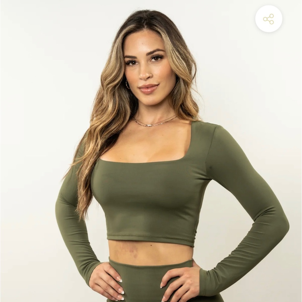 Green square long sleeve neck crop top